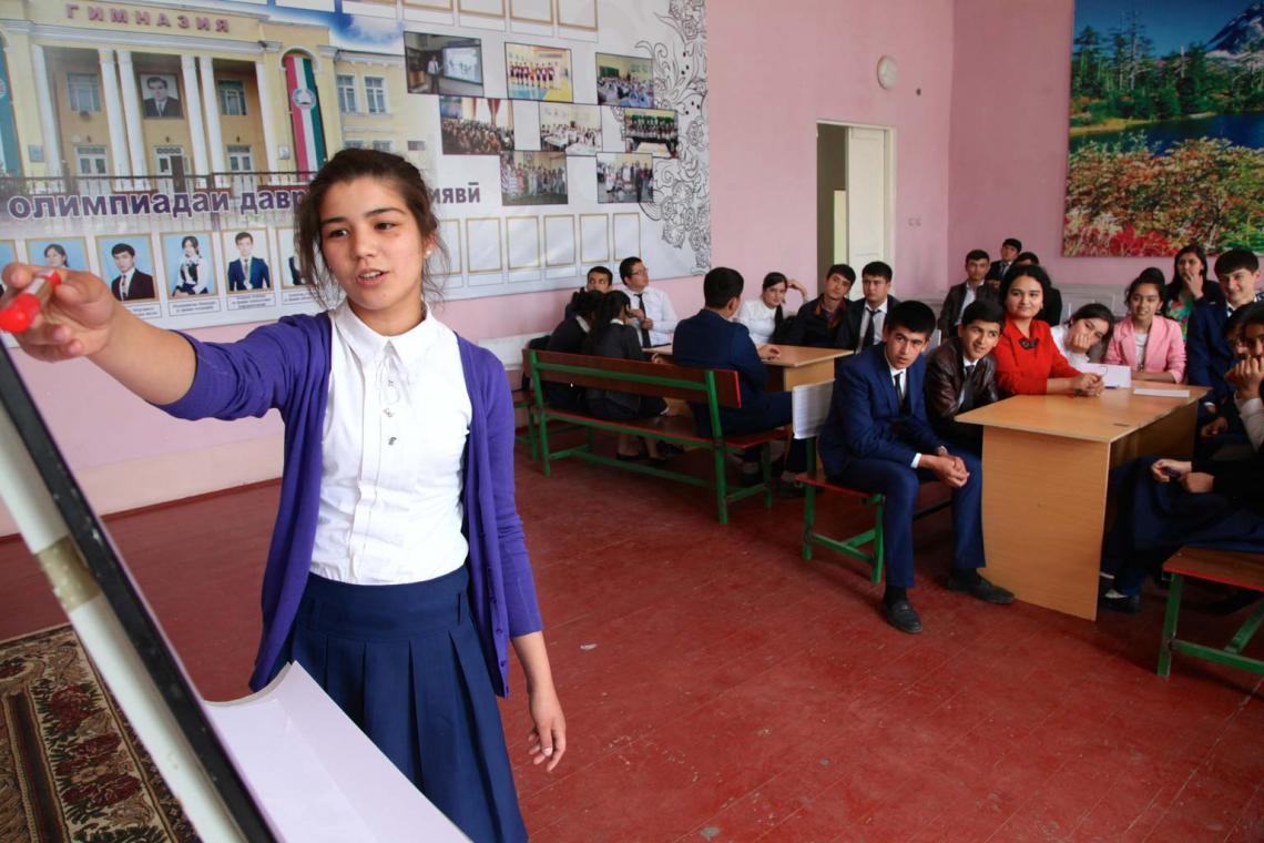 Российско таджикские школы. Такжикская школа в Таджикистане. Ученик школы Таджикистан. Таджикские ученики. Образование и школы в Таджикистане.